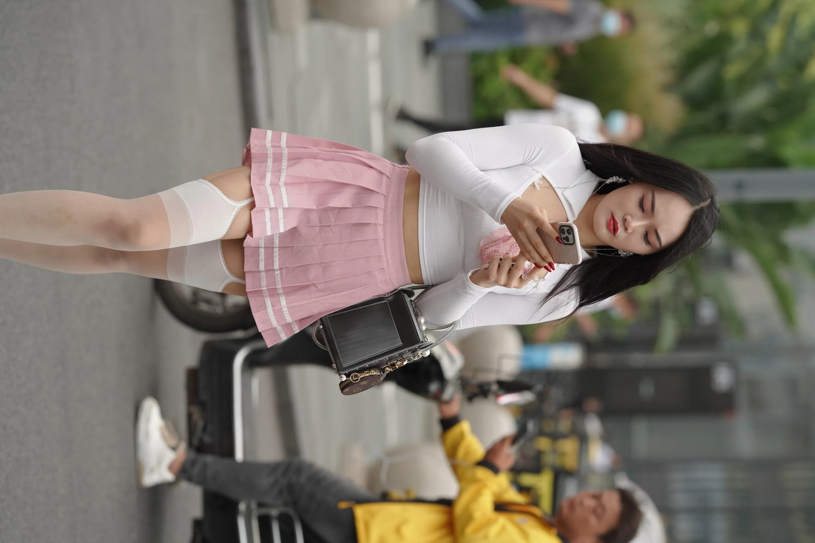 魔镜街拍 NO.161 街拍白丝吊带袜美女 [109P]插图9